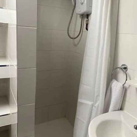 Spacious House With 3 Ensuite Bedrooms In