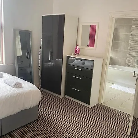 Spacious House With 3 Ensuite Bedrooms In Holiday home Leeds (West Yorkshire)