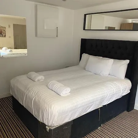 Spacious House With 3 Ensuite Bedrooms In Leeds (West Yorkshire)