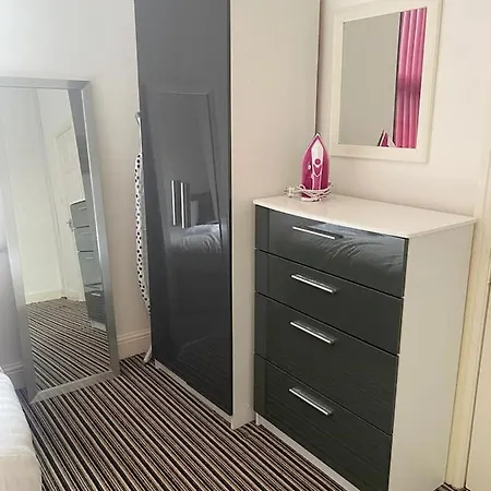 別荘 Spacious House With 3 Ensuite Bedrooms In リーズ