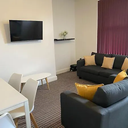 Spacious House With 3 Ensuite Bedrooms In 別荘 リーズ