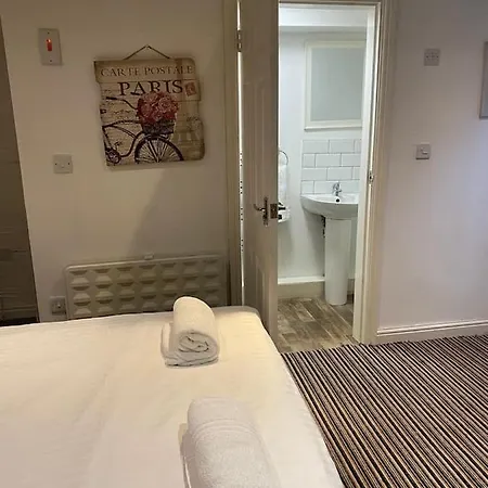 Spacious House With 3 Ensuite Bedrooms In 別荘 リーズ